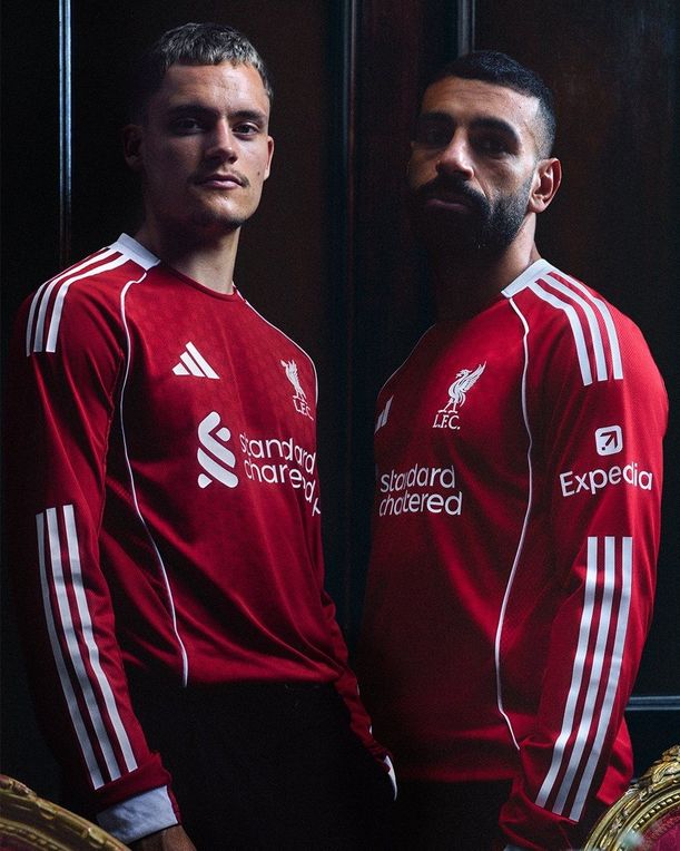 Florian Wirtz y Mohamed Salah posaron en la presentación del nuevo uniforme del Liverpool. @LFC