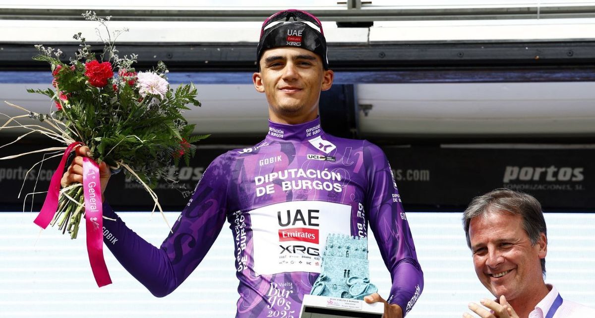 Isaac del Toro en la premiación de la Vuelta a Burgos (X: @TeamEmiratesUAE)