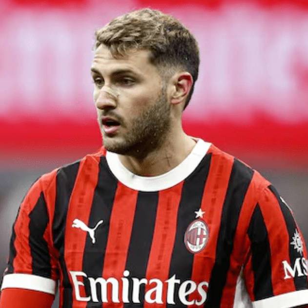 Santiago Gimenez durante un juego con el Milan (Mexsport)