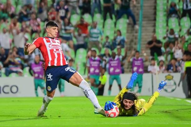 Carlos Acevedo se queda con el rebote en el penal (Imago7)