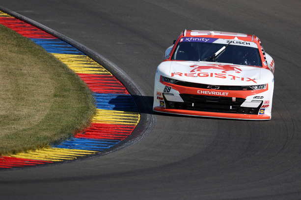 El coche de Zilisch durante la carrera de Nascar en NY. (Foto: AFP)
