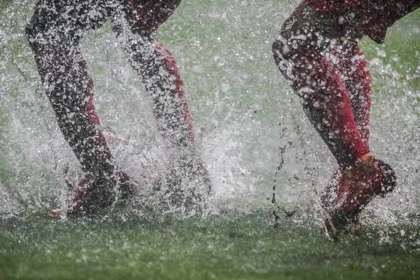Tres goles en medio de la tormenta bastaron a Rayados para sacar a los Xolos