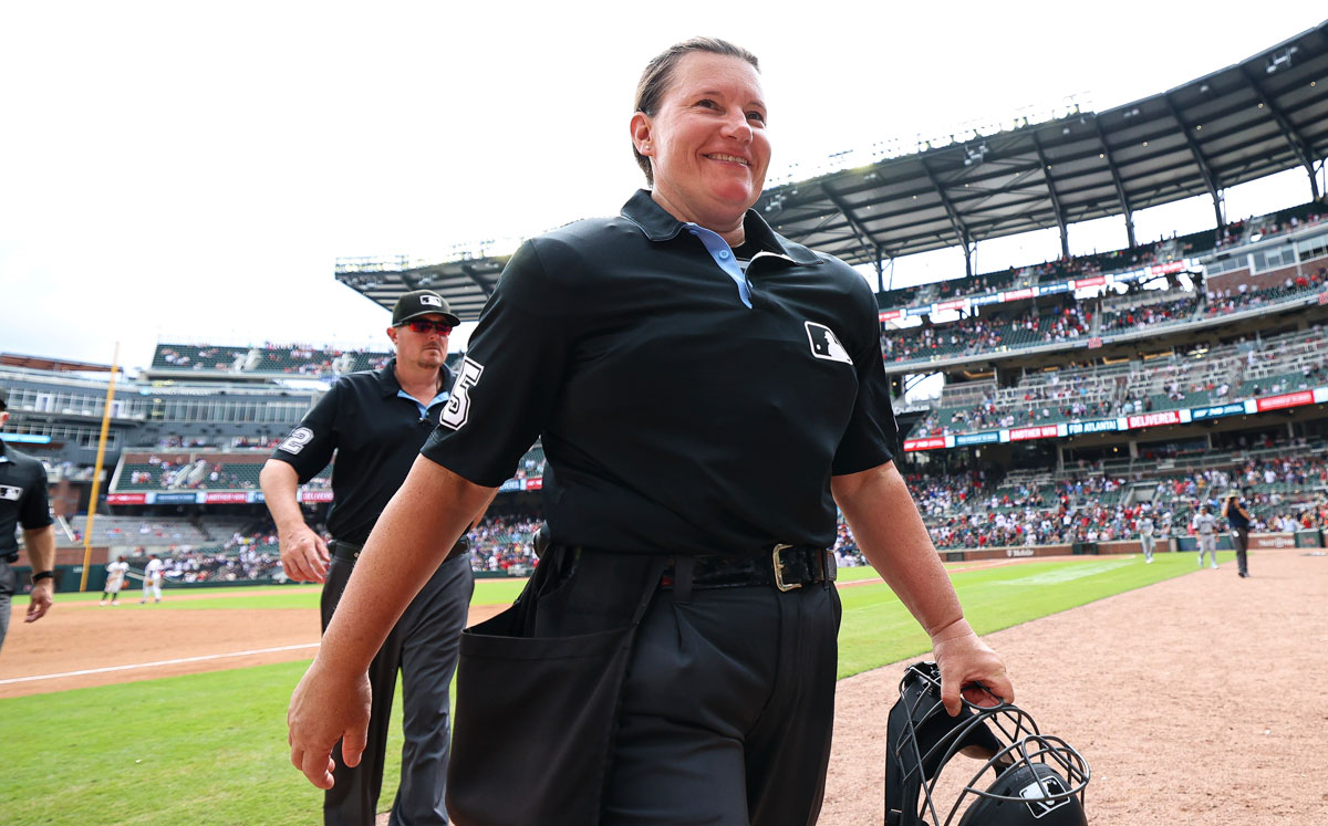 Jen Pawol debutó como umpire atrás del plato en la MLB en el Braves vs. Marlins. (AP)