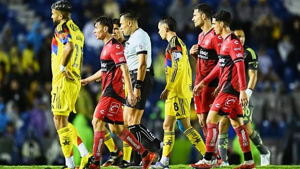 Jugadores de América y Tijuana salen del campo (Mexsport)
