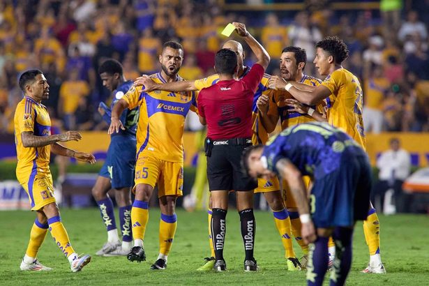 El arbitraje fue polémico en algunos duelos. (Foto: Mexsport)