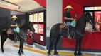 ide KFC desde su caballo: joven sorprende en drive thru y se vuelve viral