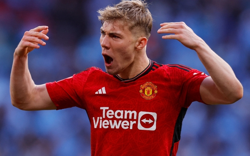 Rasmus Hojlund marcó el penal definitivo para dar el pase al Manchester United (Reuters)