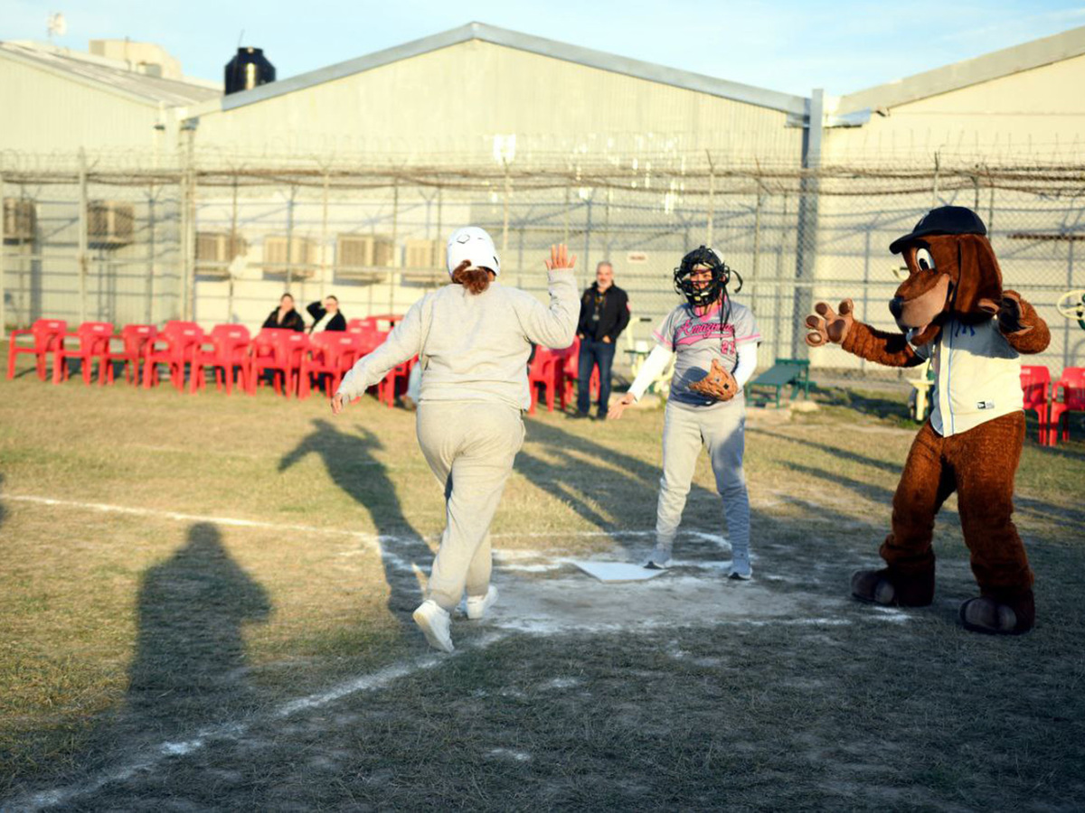 El softbol es un deporte que ayuda a las internas. (Foto: Cortesía)