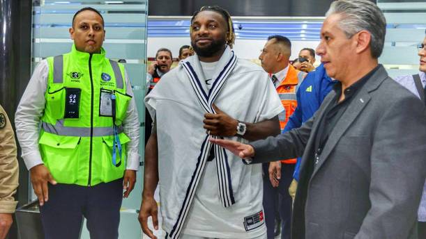Allan Saint-Maximin llegó a México entre cientos de personas (Mexsport)
