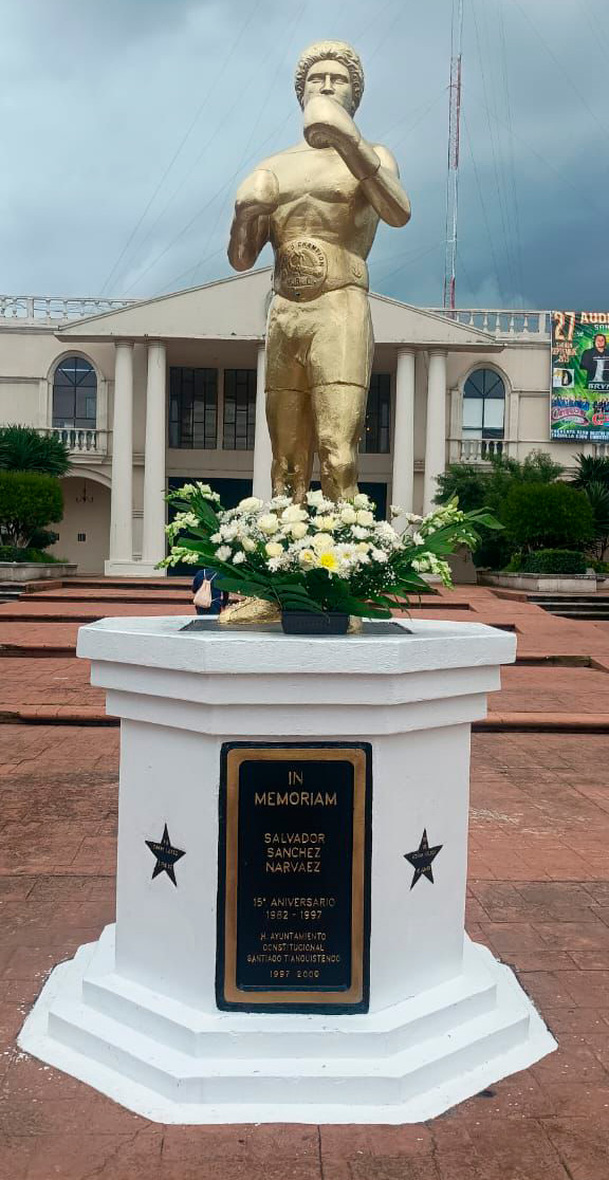 El busto de Sal Sánchez colocado en el centro de Santiago Tiangustenco. (Foto: Jesús Quezada)