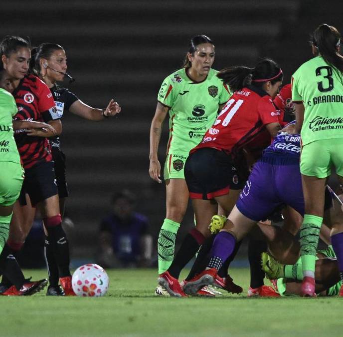 Jugadoras de Tijuana y Juárez buscan detener la pelea (Imago7)