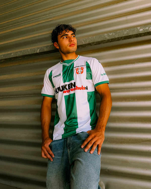 Carillo con la playera del FC Dordrecht.