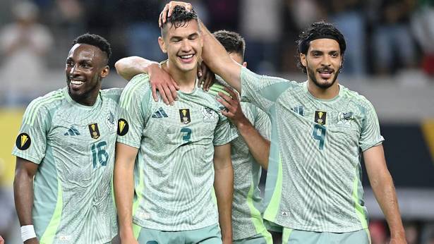 César Montes se lució ante Surinam (Imago7)