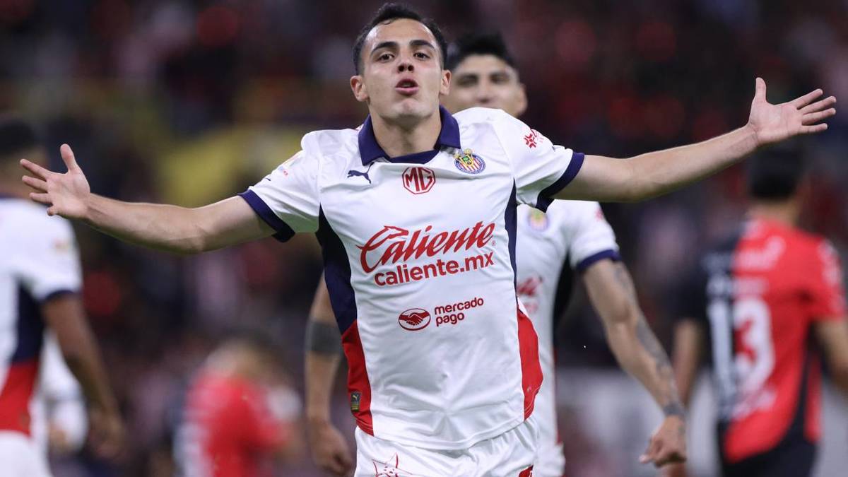 Hugo Camberos celebra un gol con Chivas (Imago7)