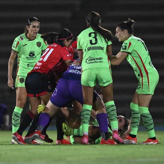 Jugadoras de Tijuana y Juárez buscan detener la pelea (Imago7)