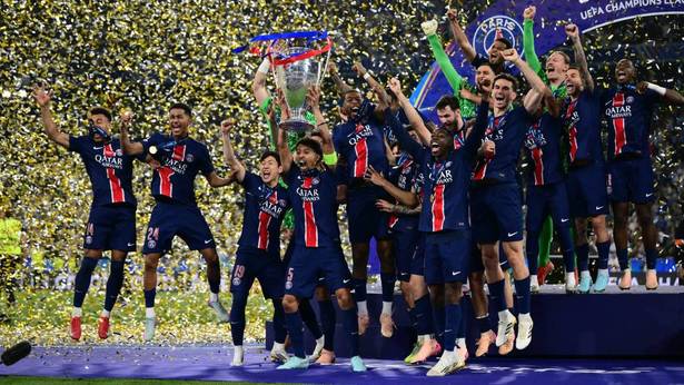 Marquinhos levanta la primera Champions del PSG en su historia (AFP)