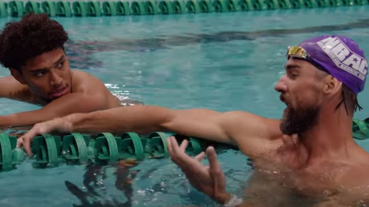 Michael Phelps enseñó a los jugadores a nadar. (Foto: captura de pantalla Baltimore Ravens)