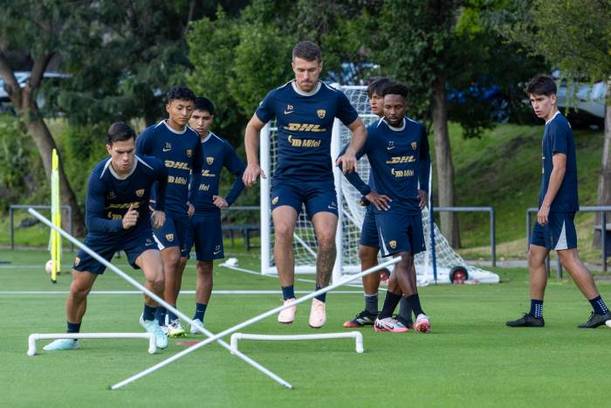 Ramsey entrena al parejo de sus compañeros (@PumasMX)