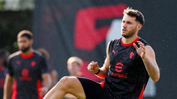 Santiago Gimenez se prepara para la nueva temporada con el Milan (@acmilan)