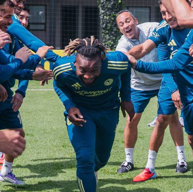 Allan Saint-Maximin recibe 'bienvenida' de sus compañeros (@ClubAmerica)