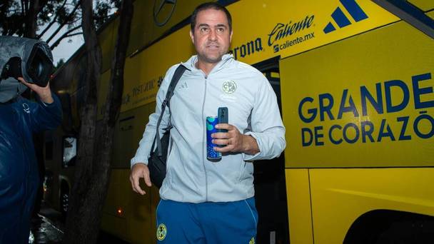André Jardine desciende del autobús de América (Imago7)