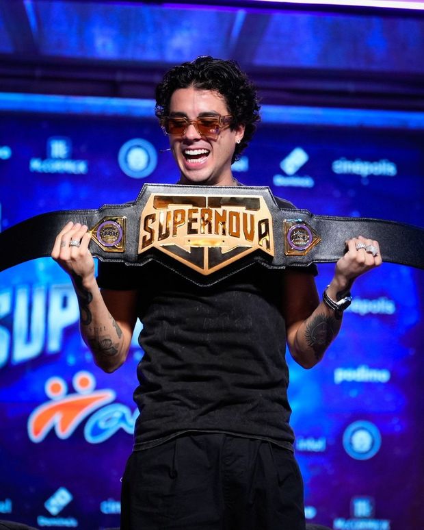 Mario Bautista presentando el campeonato que se entregará a los ganadores de SuperNova Strikers. Foto:@supernovaboxing
