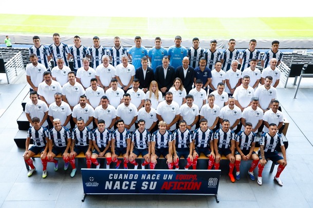 Rayados varonil con su personal administrativo. (Foto: Jorge López)