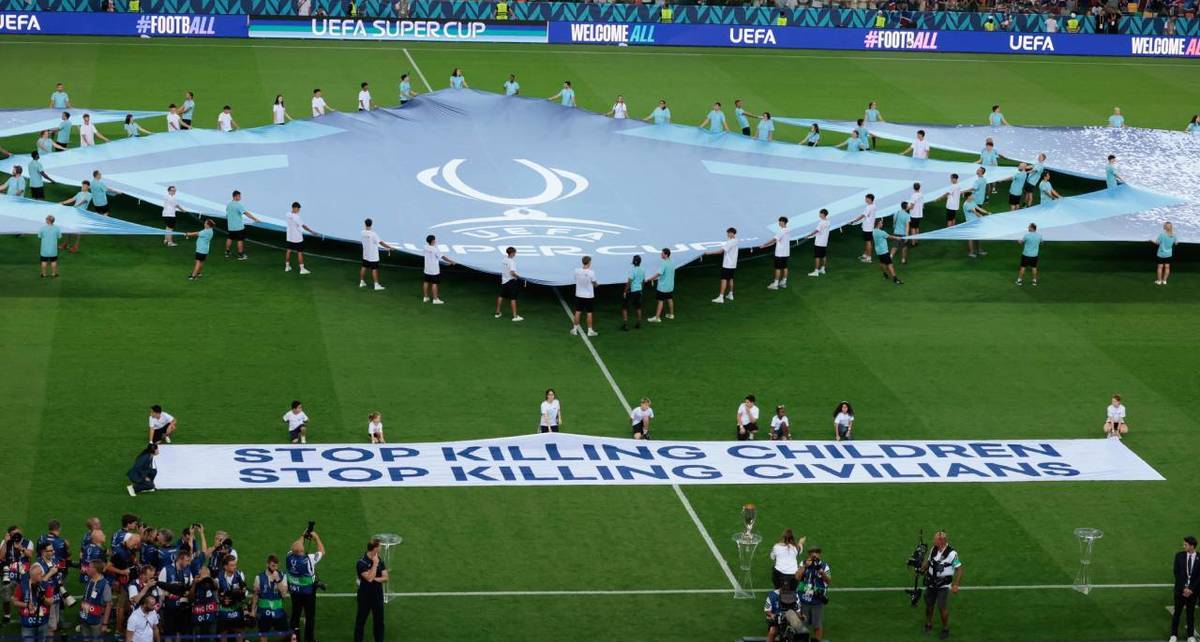 La Supercopa de la UEFA sirvió como marco de protesta (Reuters)