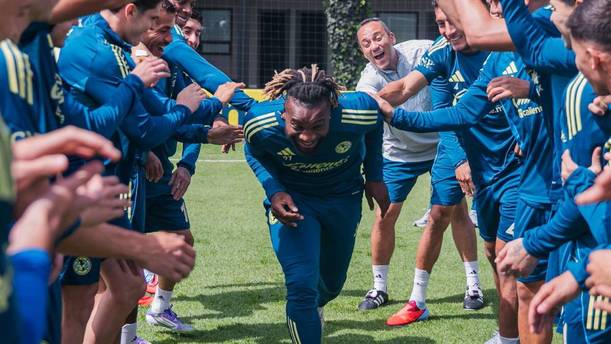 Allan Saint-Maximin recibe 'bienvenida' de sus compañeros (@ClubAmerica)