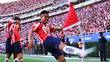 Efraín Álvarez patea un banderín de Chivas (Imago7)