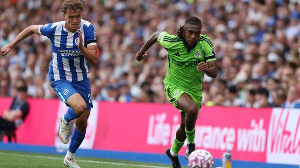 Mats Wieffer y Alex Iwobi en el Brighton vs. Fulham (Reuters)