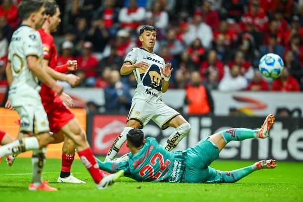 Ruvalcaba define para el gol de Pumas (Imago7)