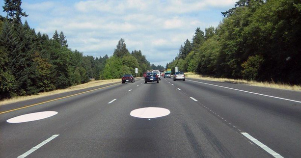 ¿Qué son los círculos blancos pintados en la carretera? | Foto Especial |