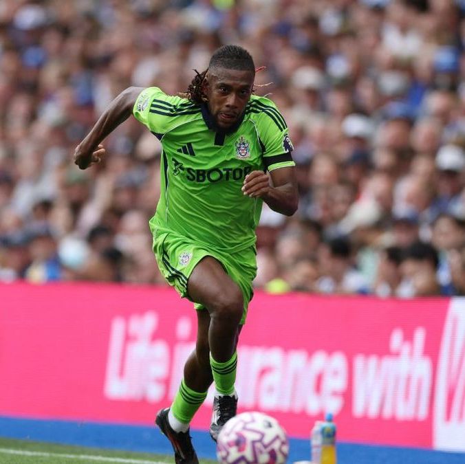 Mats Wieffer y Alex Iwobi en el Brighton vs. Fulham (Reuters)