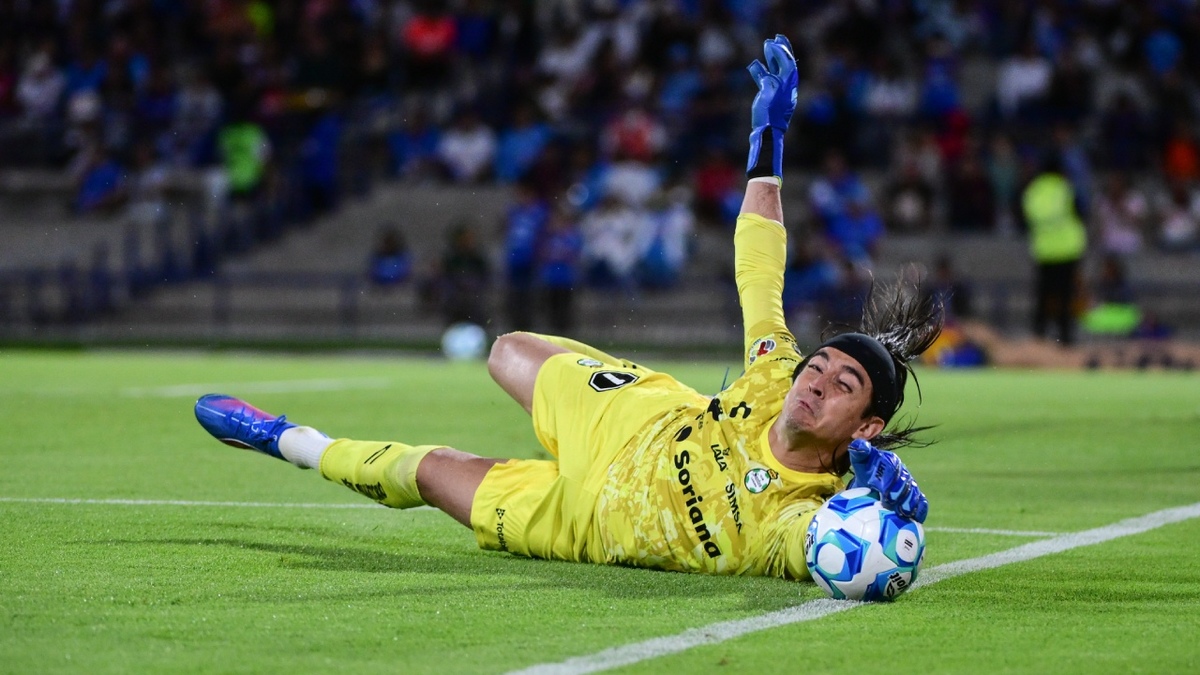Carlos Acevedo, durante el Cruz Azul vs Santos del AP2025 (Imago7)