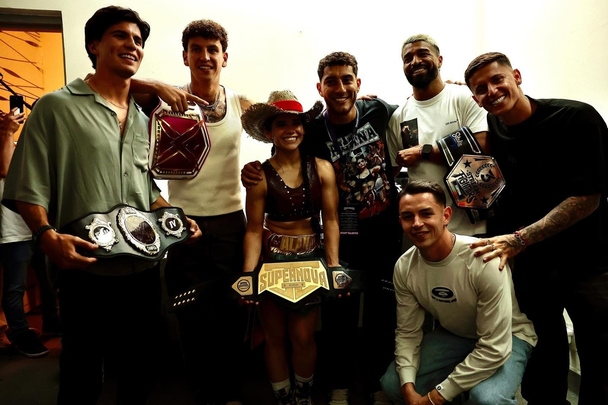 Varios jugadores de América apoyaron y celebraron con Alana (FB Alanalarana)