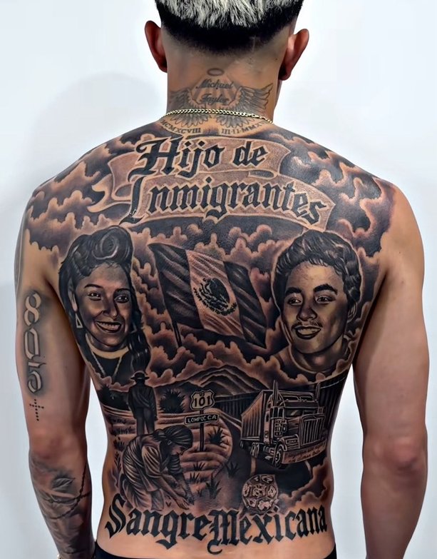 Julián Araujo muestra su tatuajte de inmigrantes