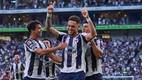 Lucas Ocampos celebra uno de sus goles (Mexsport)