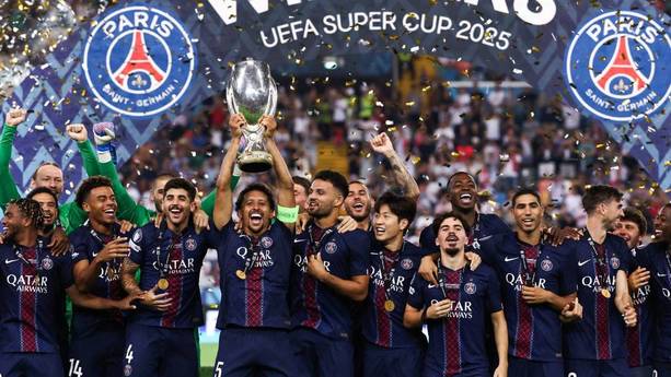 Marquinhos levanta la Supercopa de Europa para PSG (AFP)