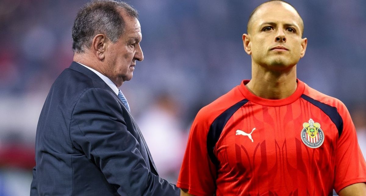 Chicharito recibe consejo de Meza. (Foto: Mexport)