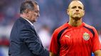Chicharito recibe consejo de Meza. (Foto: Mexport)