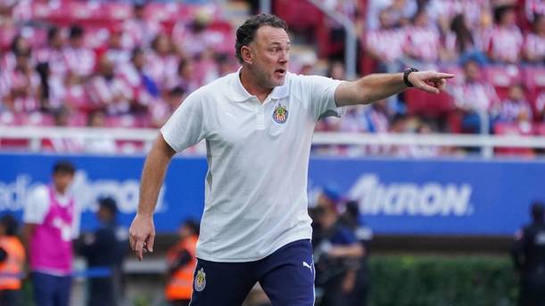 Gabriel Milito da indicaciones en un juego de Chivas (Imago7)