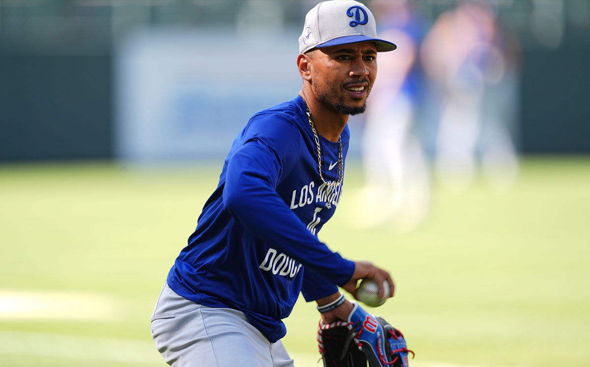 Mookie Betts está en su 1a temporada completa como el parador en corto titular de Dodgers. (AP)
