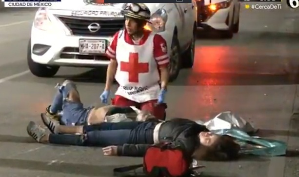 Paramédicos son sorprendidos por un auto a exceso de velocidad. (Telediario)