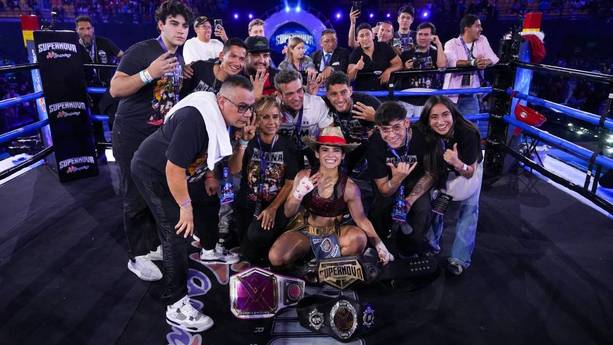 Alana Flores muestra su cinturón de campeona (@SupernovaStrikers)