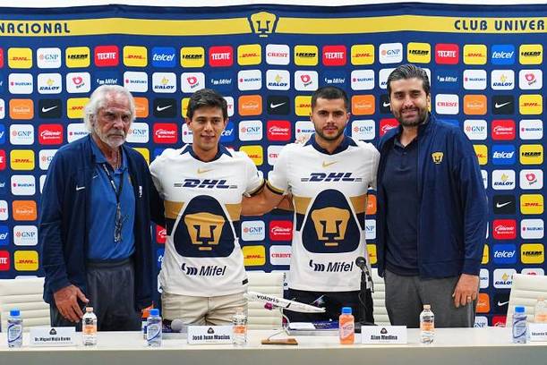JJ Macías, junto a la directiva de Pumas (Imago7)