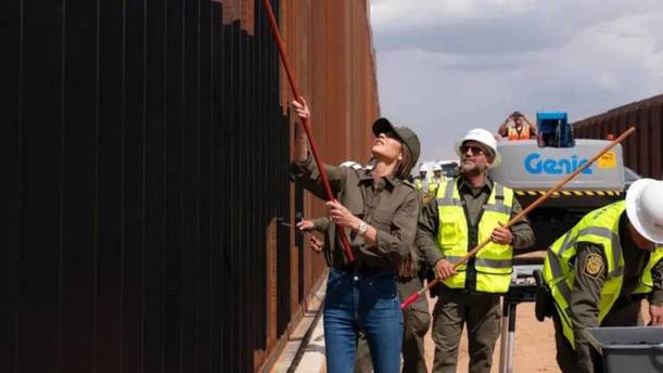 Kristi Noem pinta el muro de negro (@sec_noem)