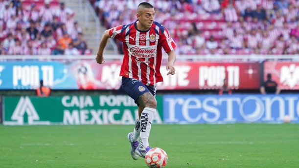 Roberto Alvarado en un juego de Chivas en el AP2025 (Imago7)