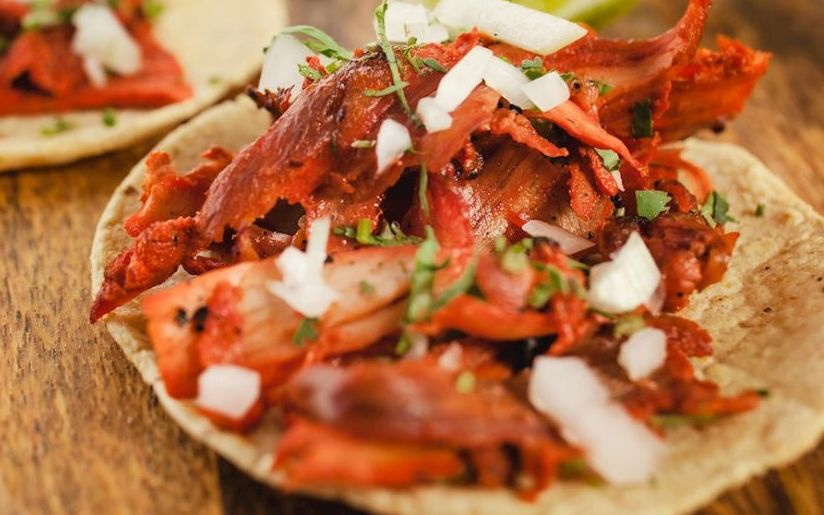 Tacos al pastor, uno de los platillos más populares del país. (Taste Atlas)