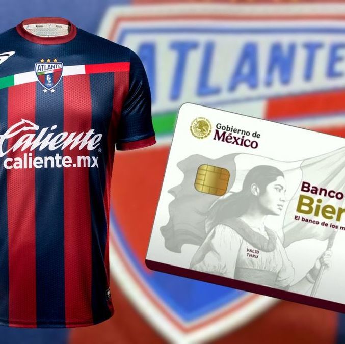 Un aficionado azulgran compró el nuevo jersey del Atlante gracias a su Pensión del Bienestar. Foto: Especial